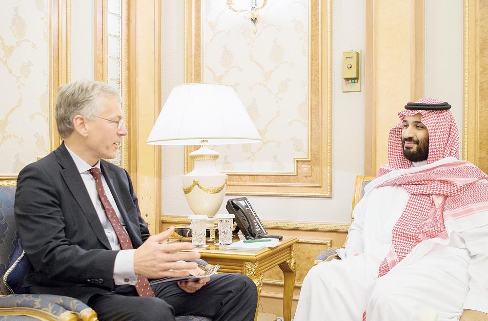 



الأمير محمد بن سلمان مستقبلا الرئيس التنفيذي لشركة فيلبس فان هوتن أمس في الرياض. 