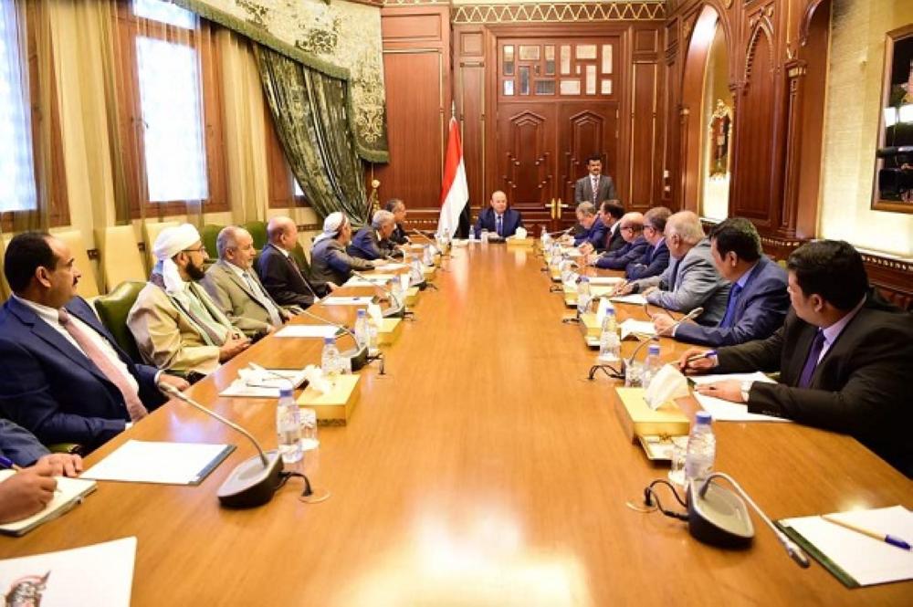الرئيس اليمني مجتمعا بقيادات الحكومة