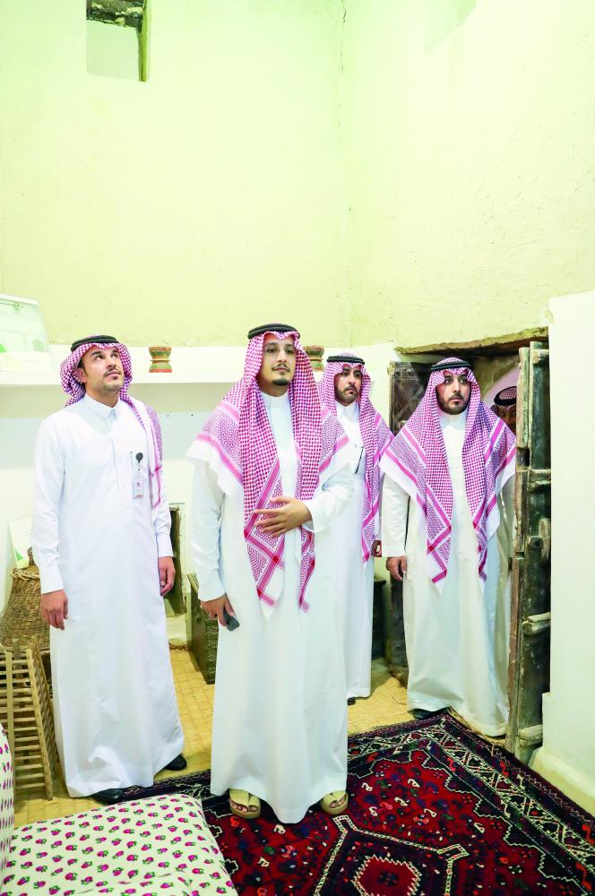 



الأمير أحمد بن فهد خلال زيارته بيت البيعة في الأحساء أمس. (عكاظ)