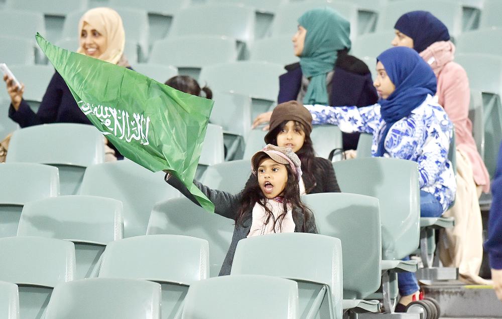 



سعوديات يدعمن المنتخب السعودي في إحدى المشاركات الخارجية.