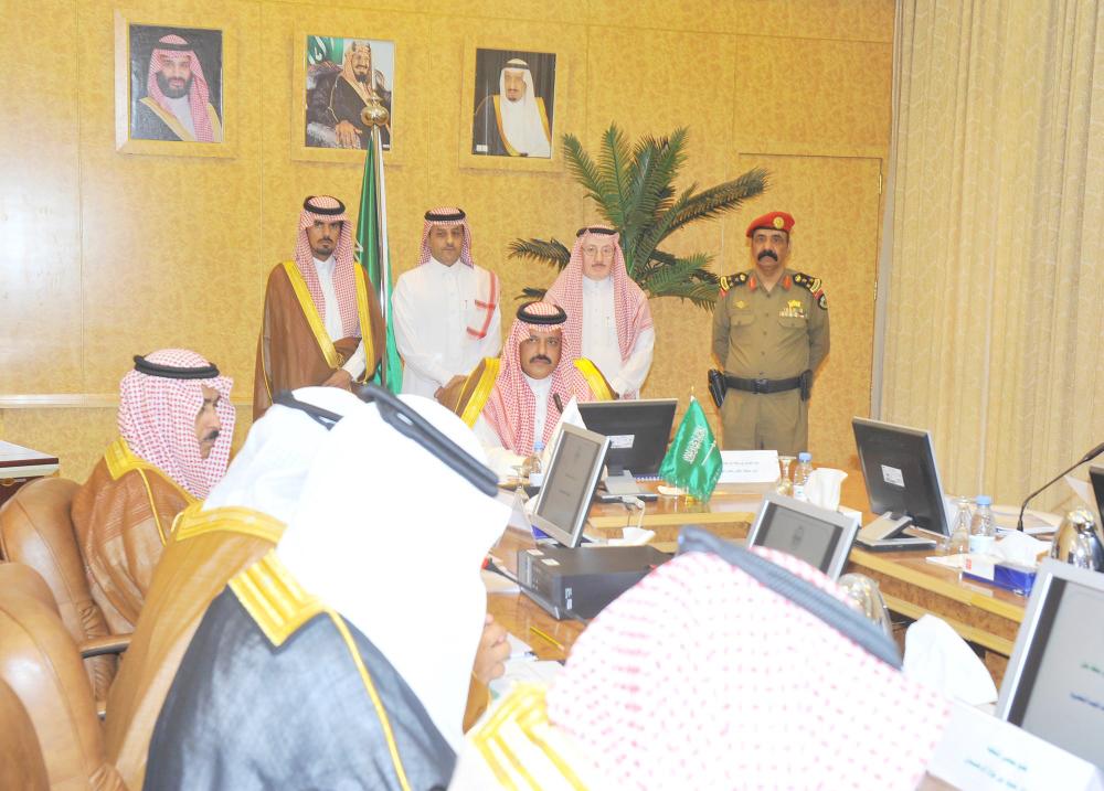 الأمير عبدالعزيز بن سعد مترئساً اجتماع مجلس المنطقة.