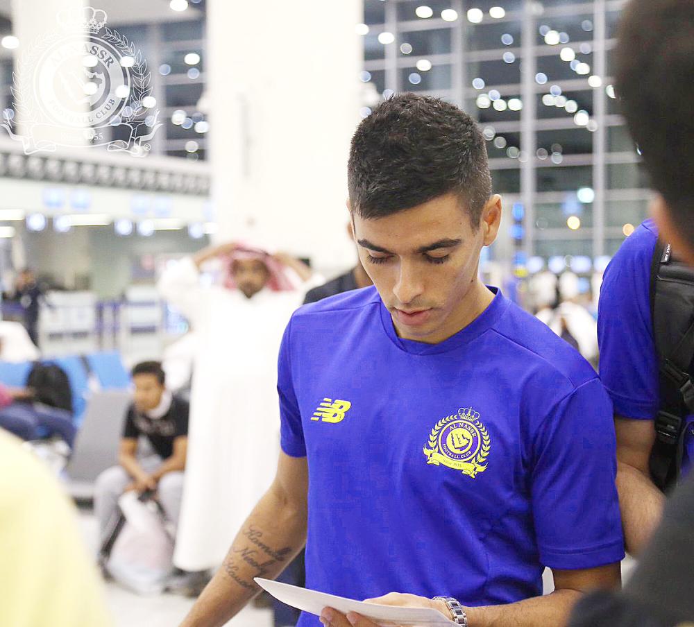 



محترف النصر  ليوناردو في  مطار الرياض قبل الغاء الرحلة. (عكاظ)