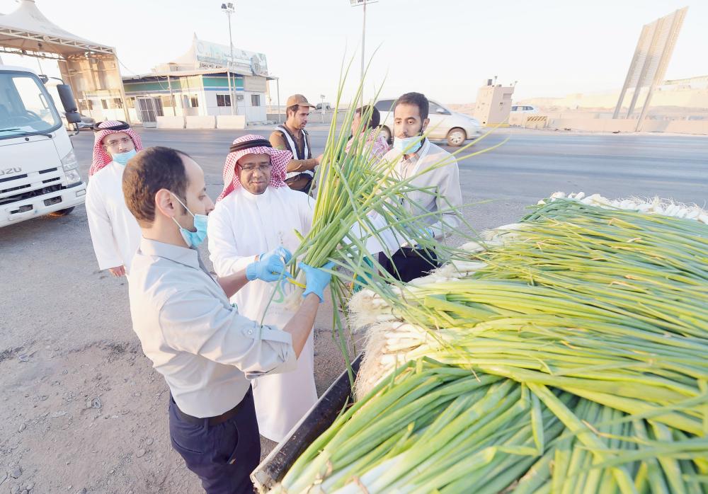 



مفتشو «الغذاء والدواء» أثناء سحب العينات. (عكاظ)