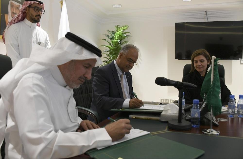 الدكتور عبدالله الربيعة خلال توقيعه الاتفاقية أمس (الإثنين).