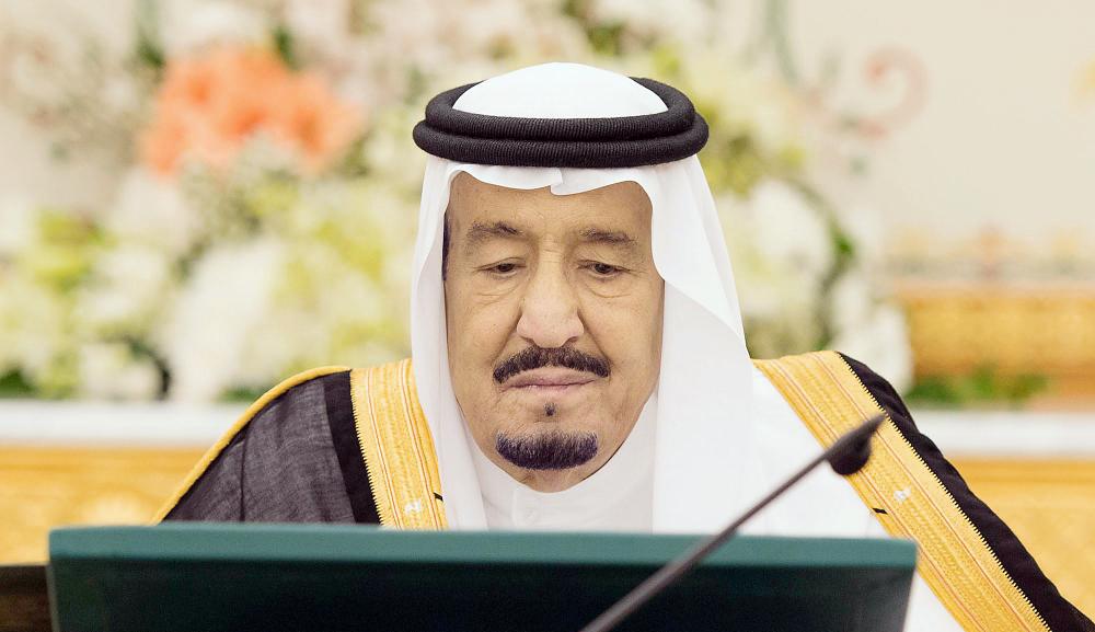 الملك سلمان مترئسا جلسة مجلس الوزراء أمس في الرياض (واس)