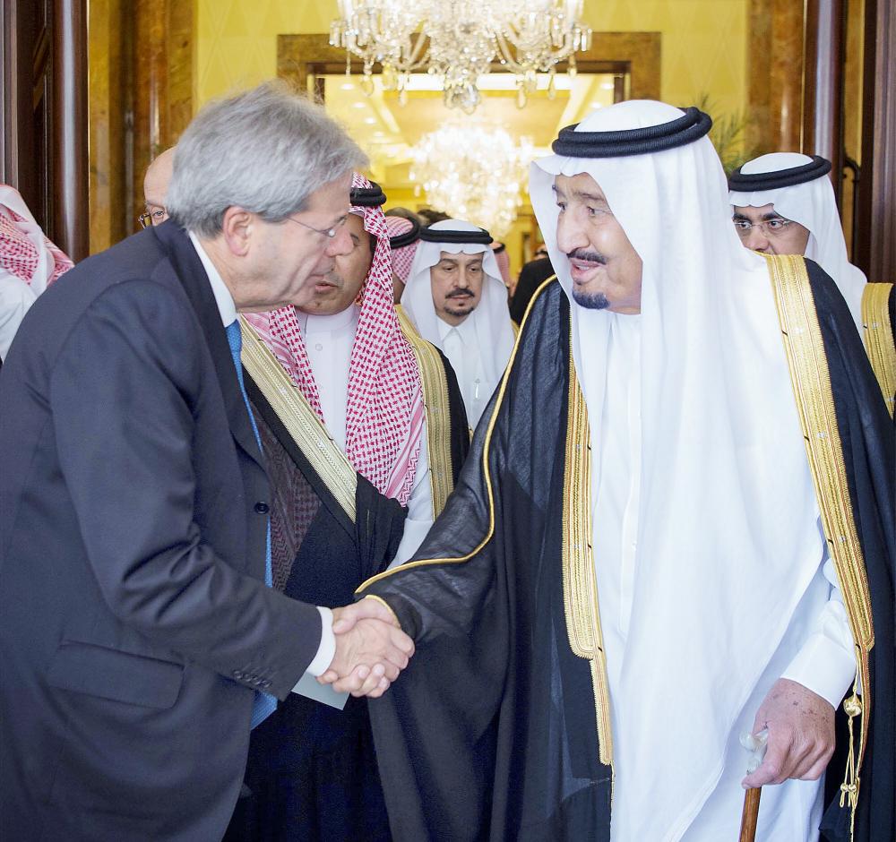 



الملك سلمان مرحبا برئيس وزراء إيطاليا أمس في الرياض. (واس)