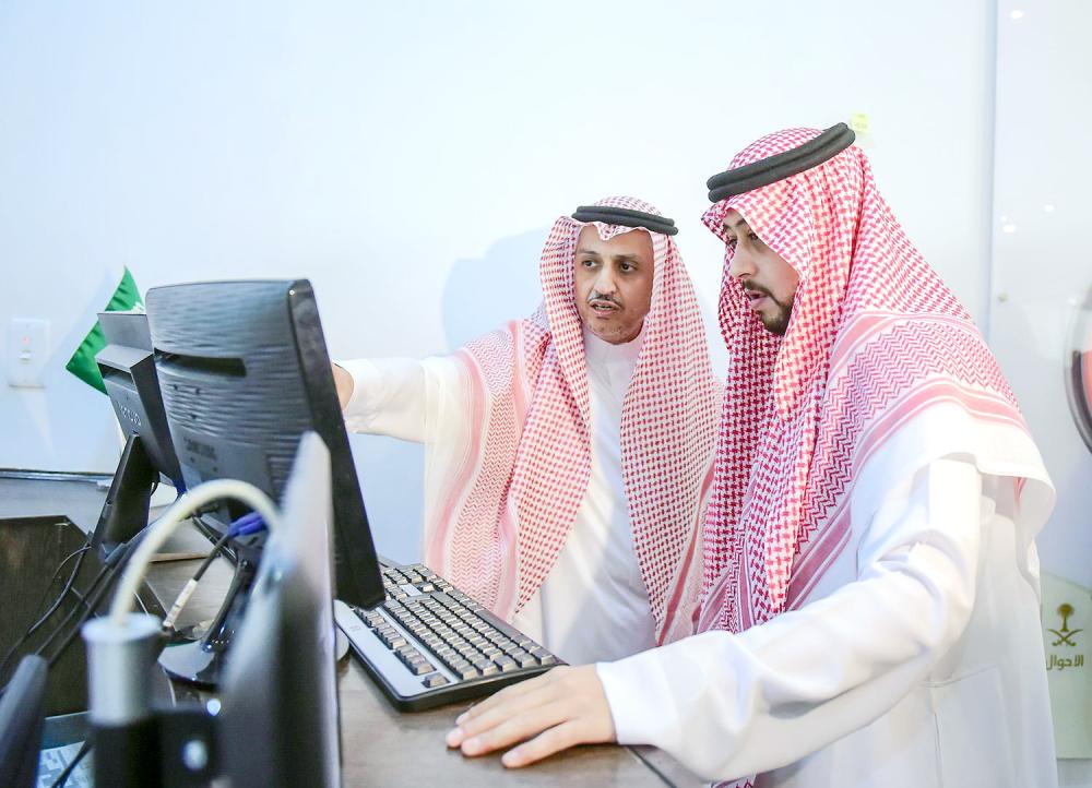 



الأمير فهد بن تركي مطلعا على سير العمل بمكتب الأحوال بالقصيم. (عكاظ) 