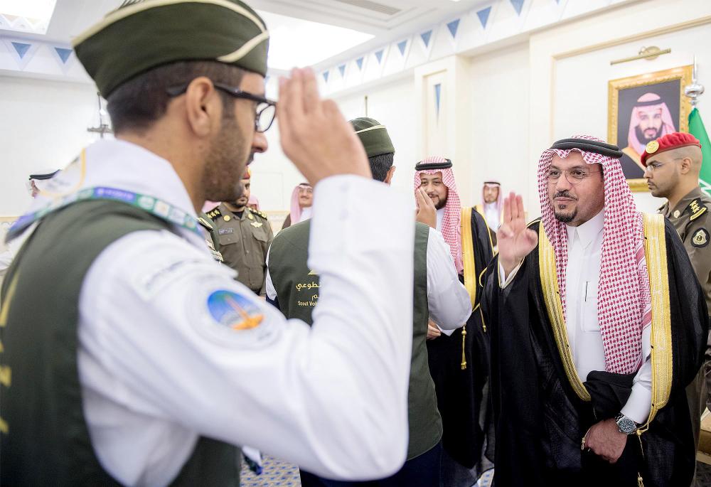 



الأمير فيصل بن مشعل متلقيا التحية من أحد أفراد الكشافة. (عكاظ)