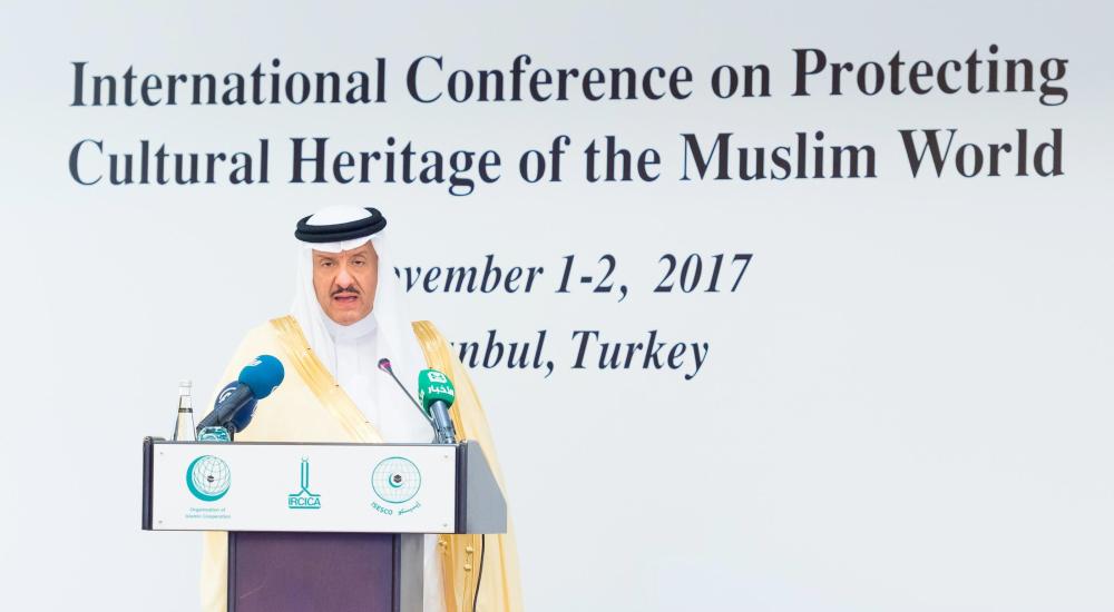 



الأمير سلطان بن سلمان متحدثا في المؤتمر الدولي للمحافظة على التراث في العالم الإسلامي. (عكاظ)