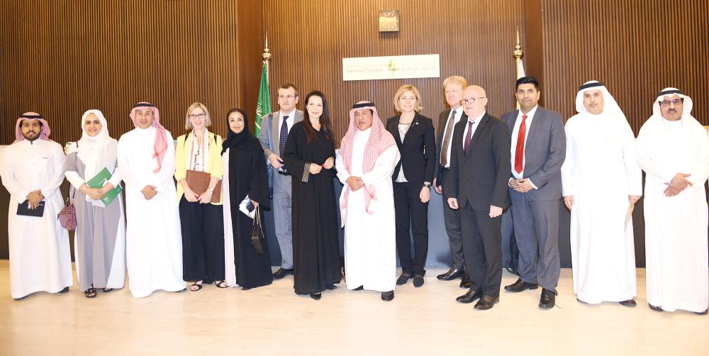 



أعضاء وفد البرلمان الأوروبي خلال زيارتهم مركز الملك عبدالعزيز للحوار الوطني. (عكاظ)