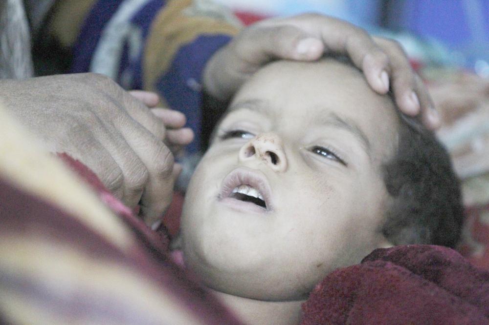 



طفل سوري جريح في مستشفى ميداني على مشارف بلدة القائم بعد هروب أسرته من المدينة، وتقدم القوات العراقية لطرد «داعش» أمس الأول. (أ.ف.ب)