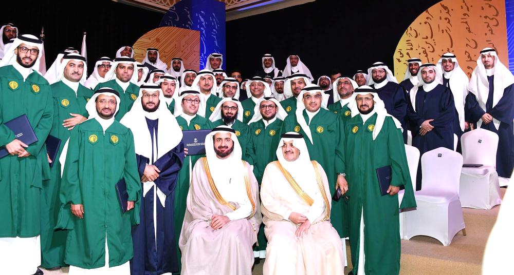 



الأمير سعود بن نايف والدكتور الربيعة مع خريجي الابتعاث. (عكاظ)