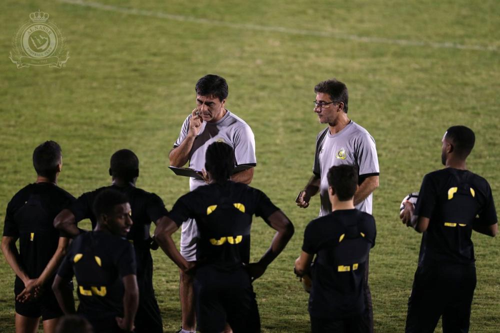 غوستافو يوجه اللاعبين في تدريب سابق للنصر.