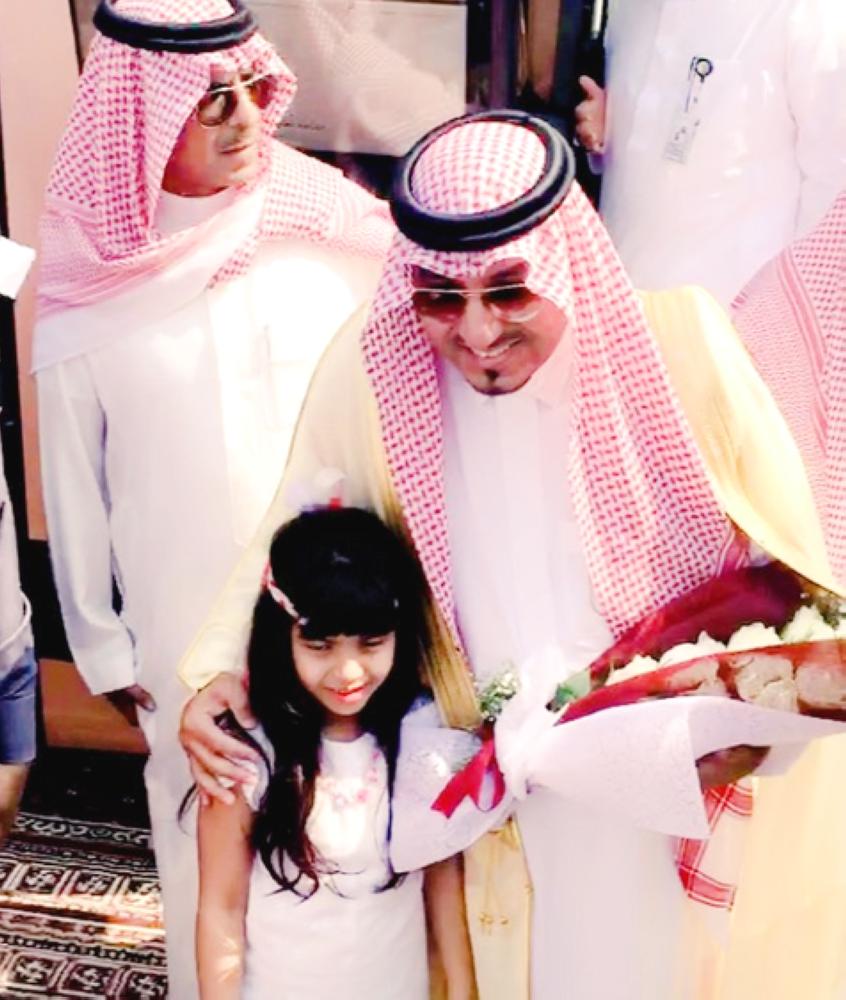 



الأمير منصور بن مقرن مع الطفلة.