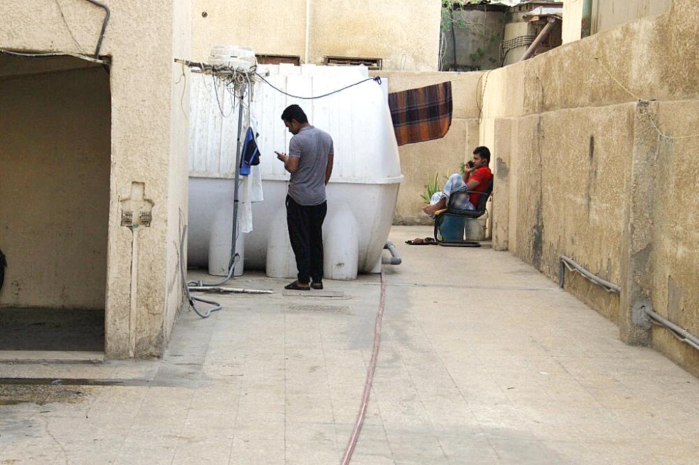 



عمالة تزود أحد المنازل بالماء. (تصوير: محمد القيسي)