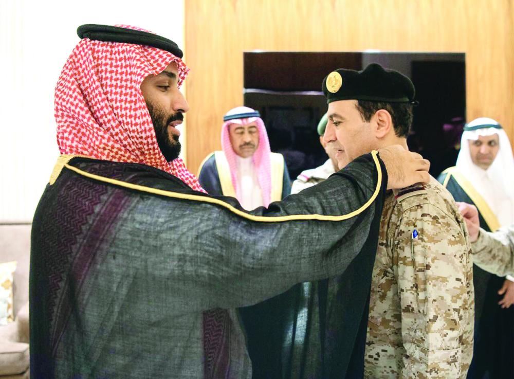 



الأمير محمد بن سلمان مقلداً الغفيلي رتبة فريق بحري ركن أمس في الرياض. (واس)