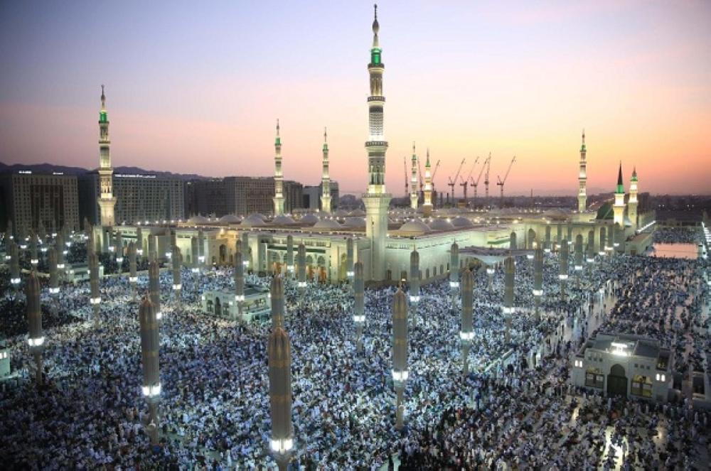 مئات الآلاف من المصلين يستوعبها المسجد النبوي وساحاته