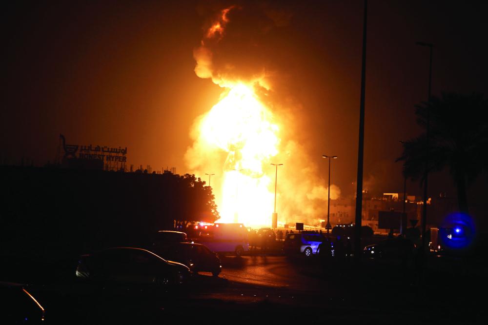 



النيران تندلع في أحد خطوط أنابيب الزيت الخام بالبحرين إثر عمل تخريبي. 