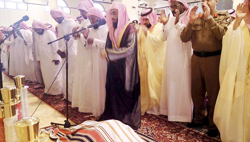



الأمير محمد بن عبدالعزيز يتقدم المصلين على الشهيد آل سالم. (عكاظ)