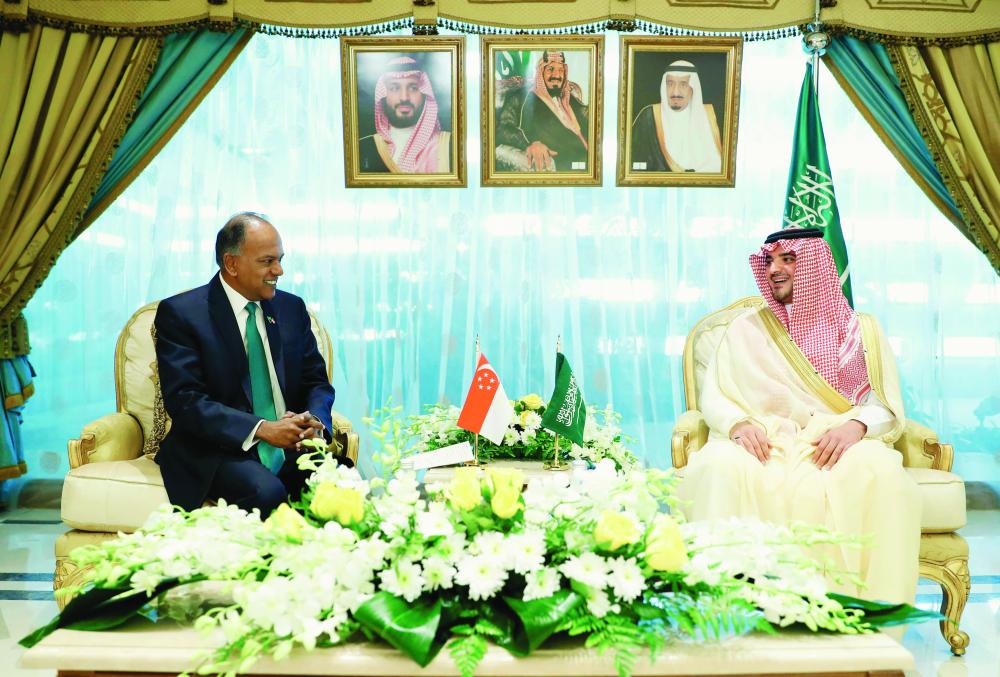 



 الأمير عبدالعزيز بن سعود مستقبلا وزير الشؤون الداخلية والقانون بسنغافورة أمس في الرياض. (واس)