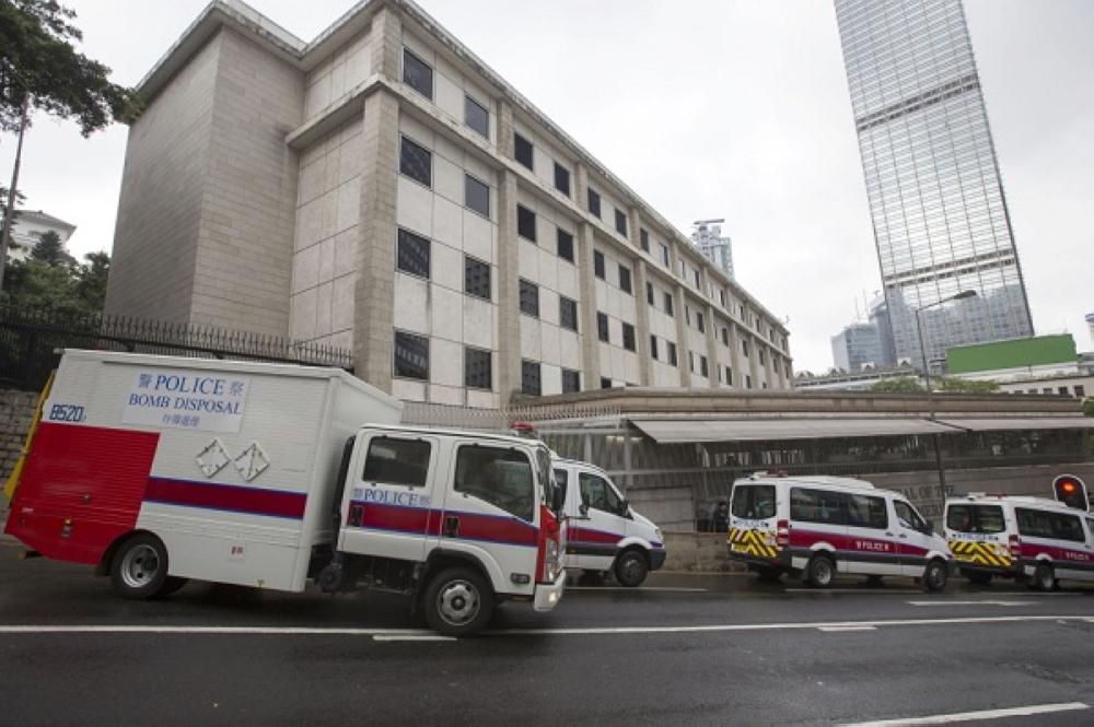 شاحنات الشرطة خارج مبنى القنصلية الأمريكية في هونغ كونغ