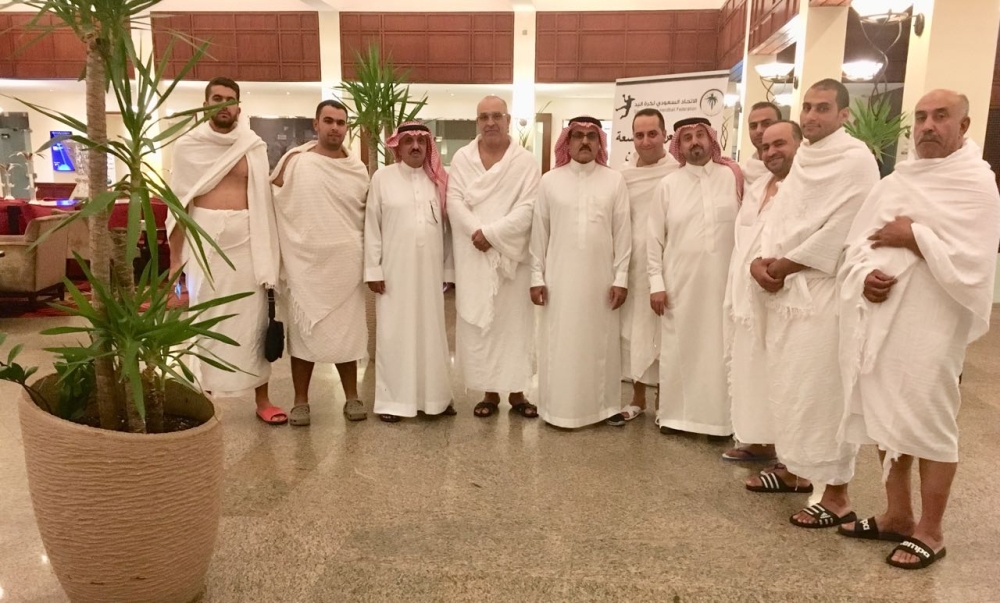 وفود المنتخبات العربية بملابس الإحرام قبل التوجه إلى مكة المكرمة لأداء العمرة