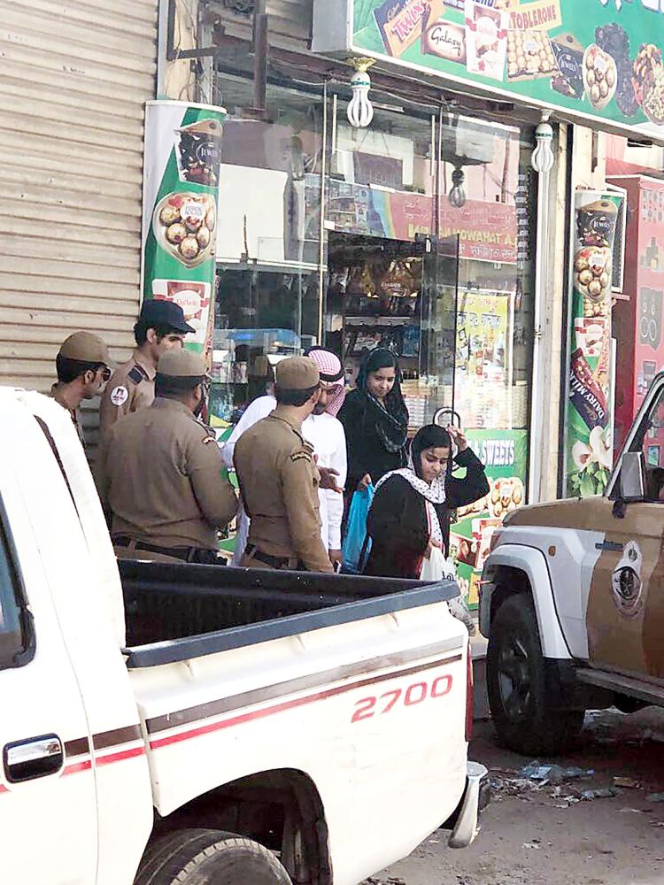 



رجال الأمن خلال تنفيذ الحملة في نجران.