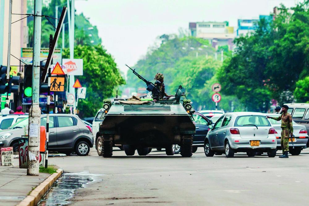 دبابات تغلق أحد شوارع العاصمة هراري عقب الانقلاب على السلطة أمس. (رويترز)