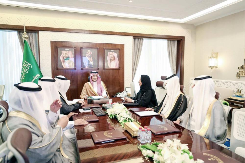 





الأمير أحمد بن فهد مستقبلا منسوبي مركز الملك عبدالعزيز للحوار الوطني. (عكاظ)