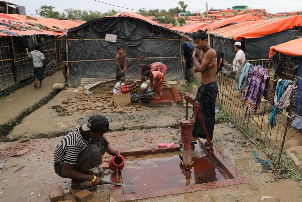 Rohingya refugees take bath and collect water from tube wells in the Palong Khali refugee camp in Cox's Bazar, Bangladesh, November 16, 2017. REUTERS/Mohammad Ponir Hossain