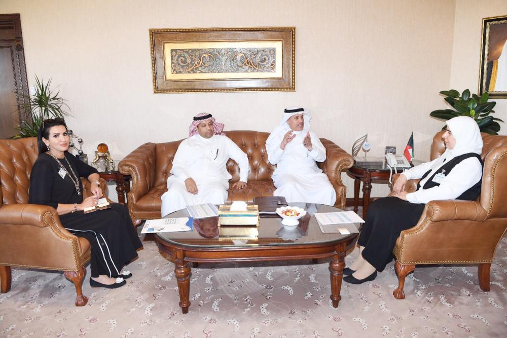 



الملحق الثقافي السعودي مجتمعاً مع المسؤولة الكويتية.