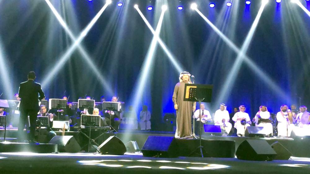 


محمد عبده مندمجاً على مسرح مركز الملك فهد الثقافي. (عكاظ)