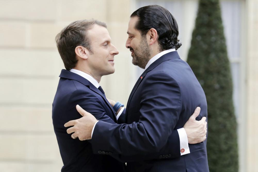 TOPSHOT - French President Emmanuel Macron (L) welcomes Lebanese Prime Minister Saad Hariri at the Elysee Presidential Palace on November 18, 2017 in Paris. Hariri is in Paris at the invitation of France's President who is attempting to help broker a solution to a political crisis that has raised fears over Lebanon's fragile democracy. / AFP / Thomas SAMSON
