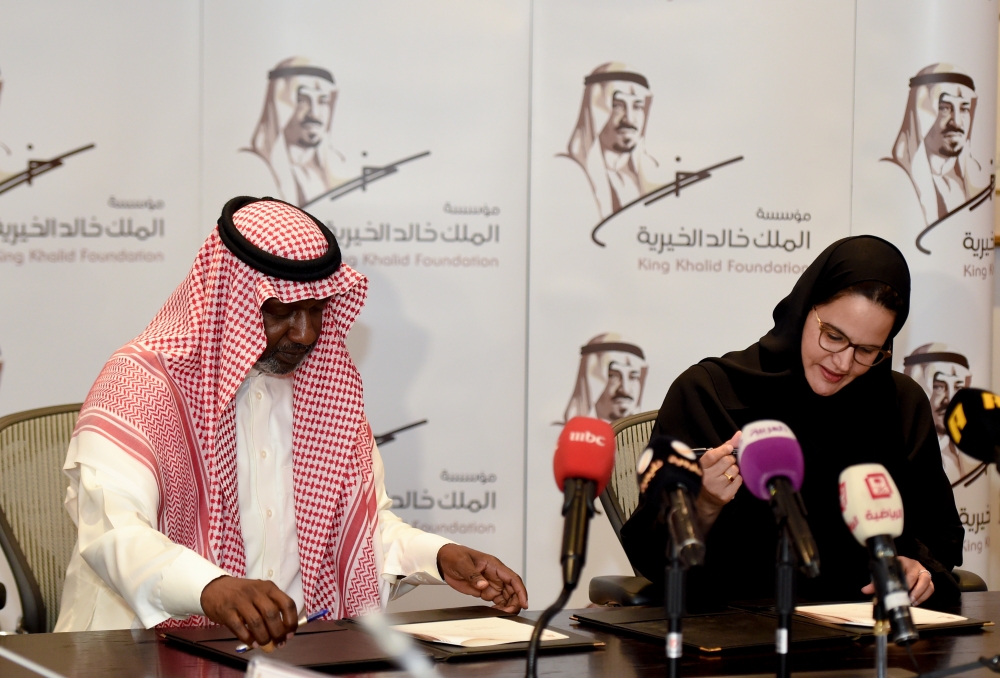 الأميرة البندري وماجد عبدالله خلال توقيع الاتفاقية.