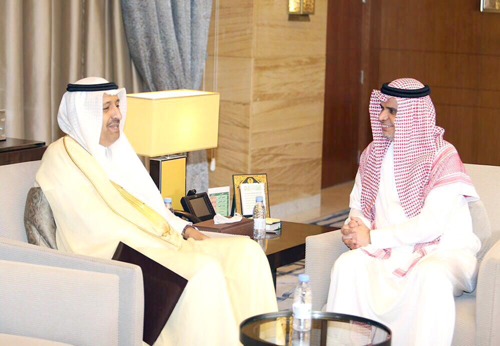 



أمير الباحة خلال لقائه وزير التعليم أمس في الوزارة. (عكاظ)