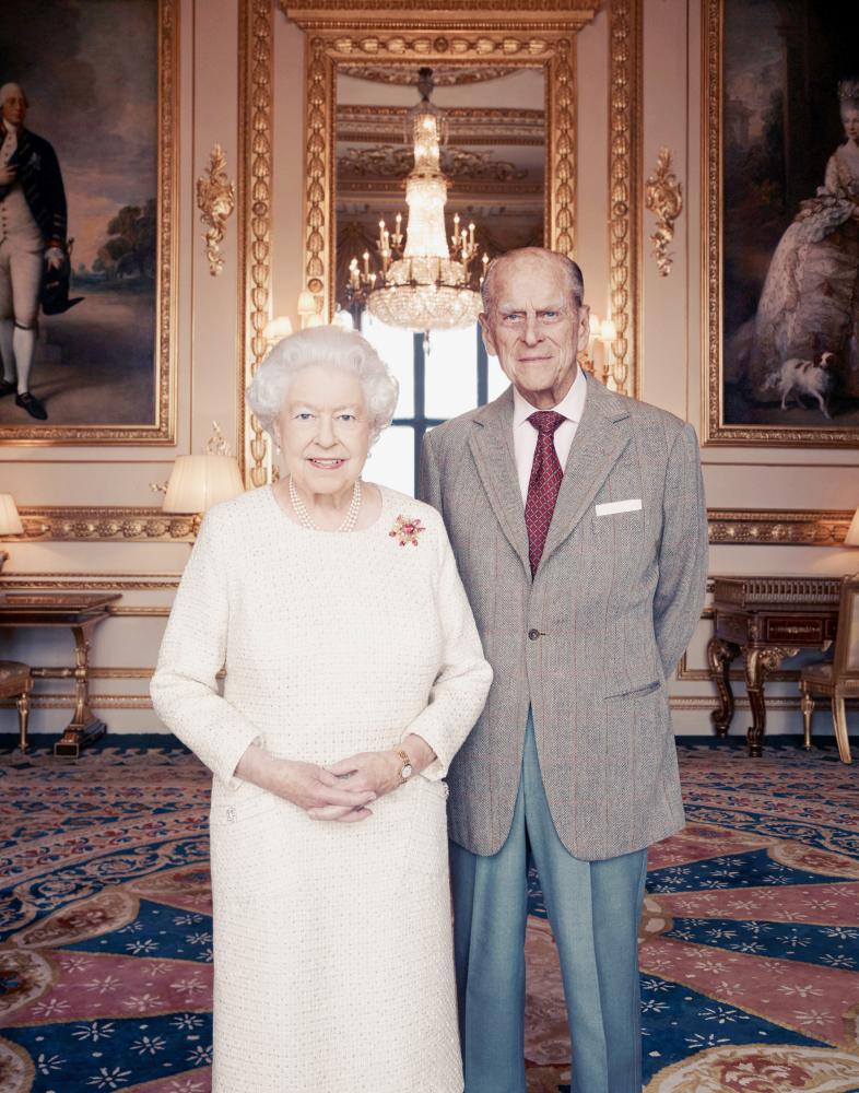 


ملكة بريطانيا وزوجها الأمير فيليب في أحدث صورة. (رويترز)