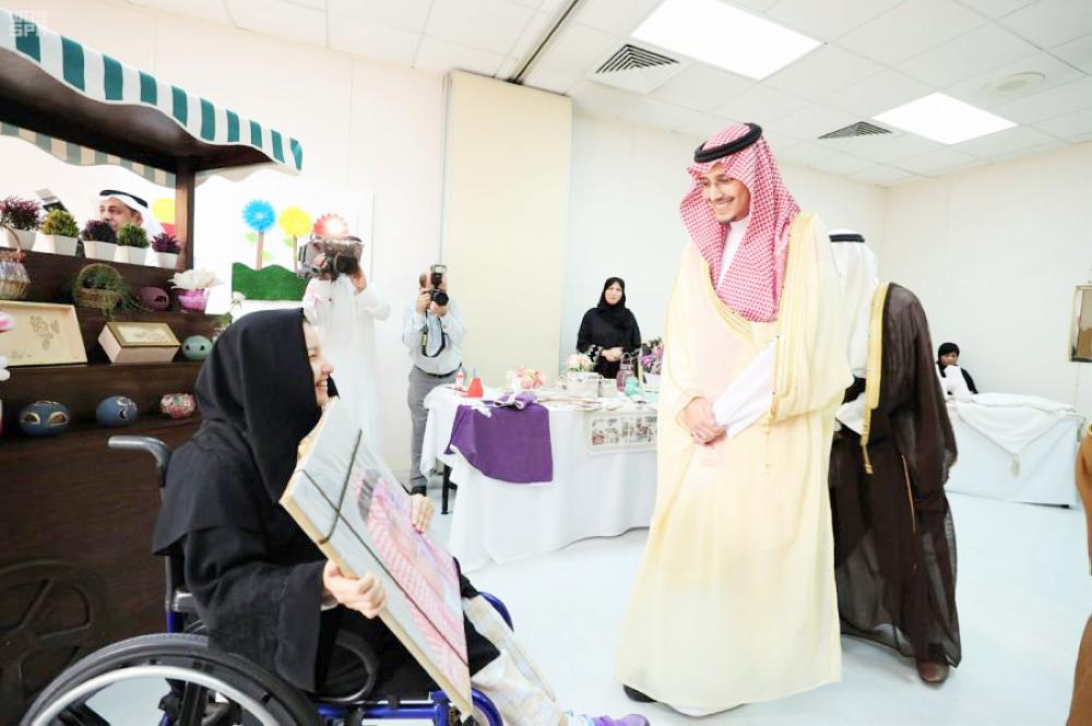 



الأمير أحمد بن فهد يشاهد صورة رسمتها أنامل فتاة من ذوي الإعاقة. (عكاظ)