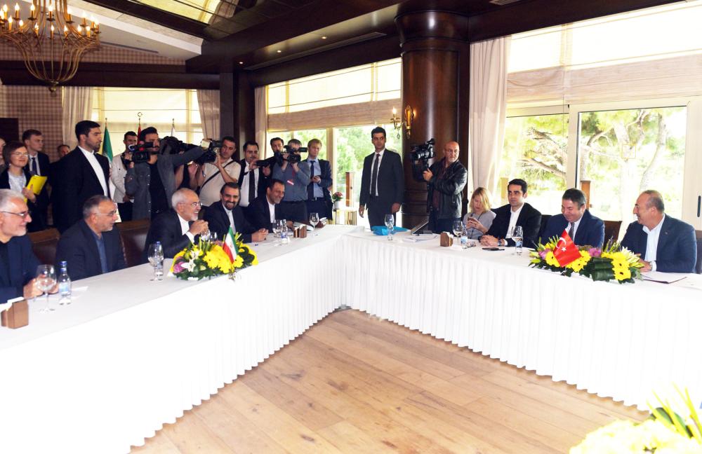 Iranian foreigner minister Mohammad Javad Zarif (3L) and Turkish Foreign Minister Mevlut Cavusoglu (R) attend a meeting in Antalya on November 19, 2017 as top diplomats from Iran, Russia and Turkey met to discuss the civil war in Syria ahead of a three-way summit in the Russian city of Sochi on November 22.  Turkey OUT
 / AFP / DOGAN NEWS AGENCY / STR
