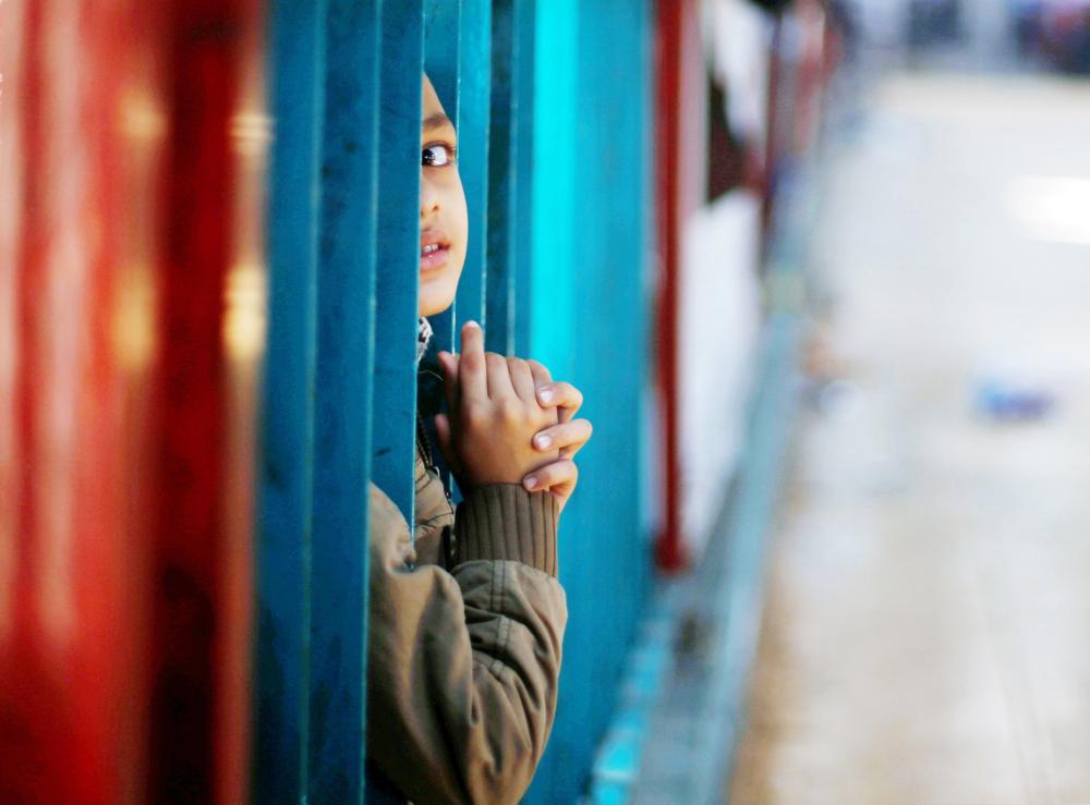 



طفل فلسطيني ينتظر تصريح عبور إلى مصر بعد فتح معبر رفح الحدودي أمس. (رويترز)
