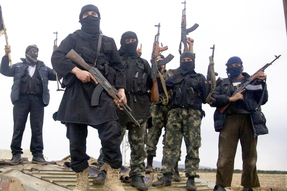 



عدد من مسلحي «داعش». (متداولة)