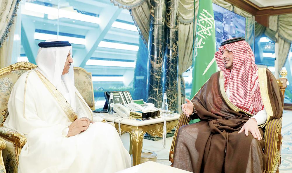 



 الأمير عبدالعزيز بن سعود مستقبلا الأمين العام لمجلس التعاون الخليجي أمس في الرياض. (واس)
