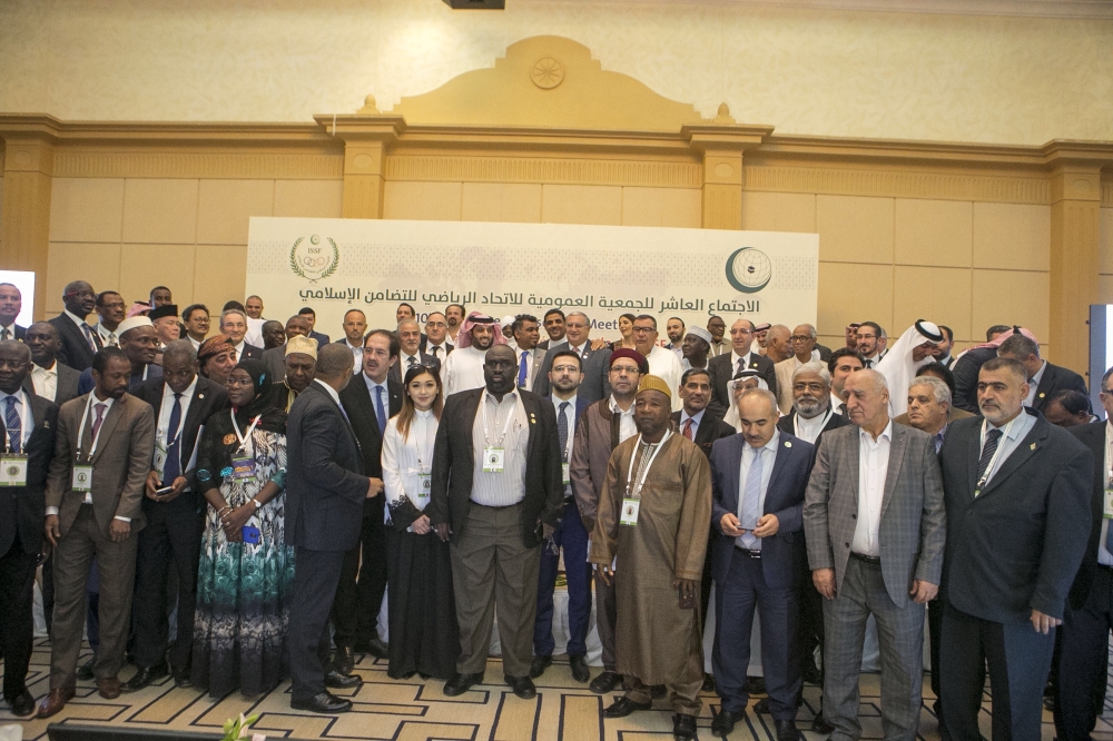 آل الشيخ يتوسط أعضاء الجمعية العمومية بعد تنصيبه رئيسا لاتحاد التضامن الإسلامي.