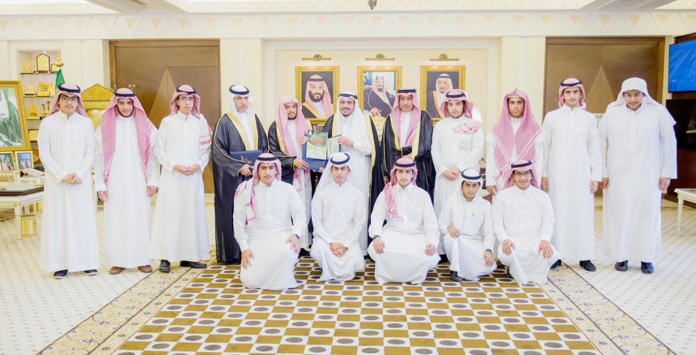 



الأمير فيصل بن مشعل مع مدير المعهد العلمي وعدد من المعلمين والطلاب. (عكاظ)