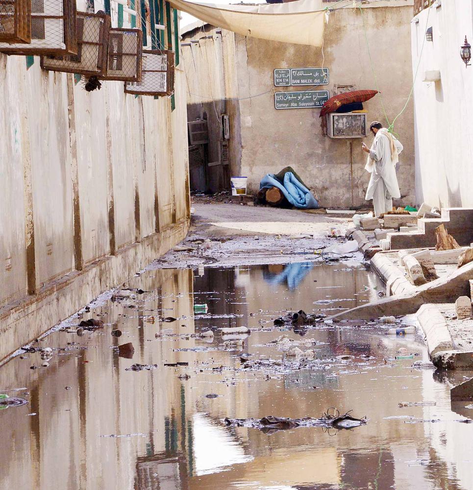 



عمال الأمانة أثناء الشفط في نفق الأمير ماجد.  (تصوير: عمرو سلام)