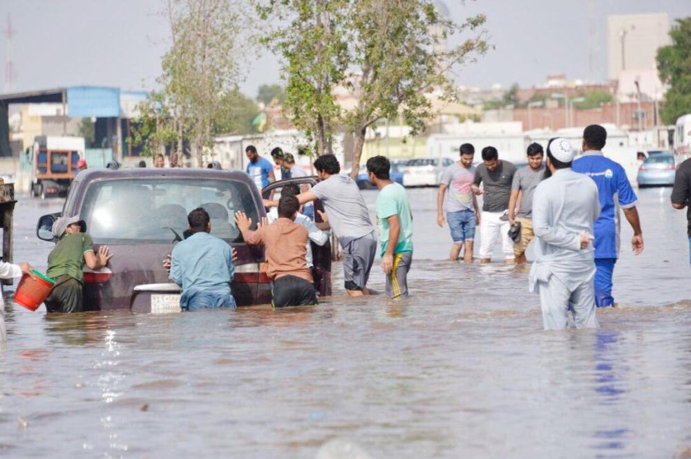 



شباب متطوعون يدفعون سيارات علقت في مياه الأمطار. (تصوير: مديني عسيري)