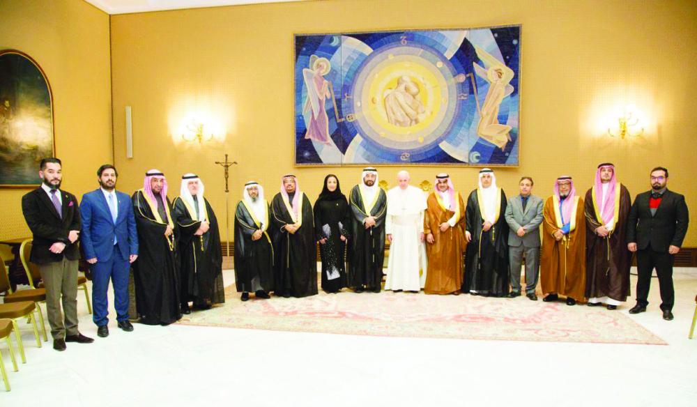 



الوفد السعودي خلال لقائه بابا الفاتيكان. (واس)