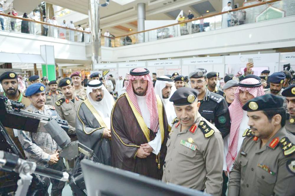





الأمير سعود بن عبدالله متفقدا فعاليات المعرض. 