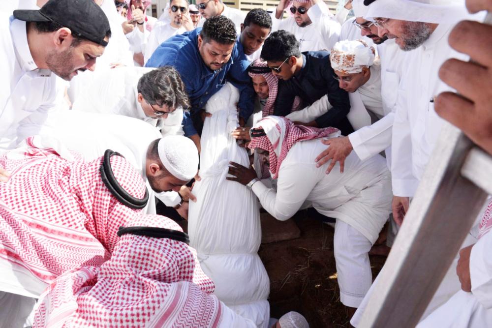 الراحل إبراهيم خفاجي يوارى إلى مثواه الأخير بمقبرة المعلاة بمكة المكرمة. (تصوير: عبدالغني بشير - عمران محمد)