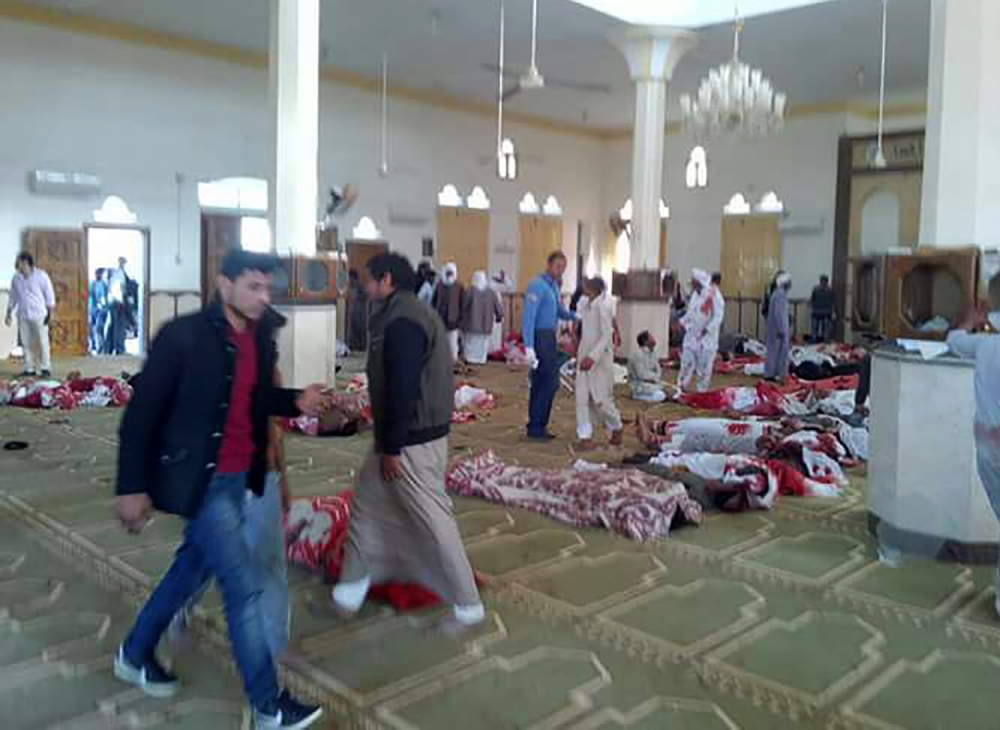  جثث ضحايا الهجوم الإرهابي داخل مسجد الروضة في مدينة العريس على بعد حوالي 40 كيلومترا غرب عاصمة العريش شمال سيناء شمال سيناء أمس( أ ف ب) 