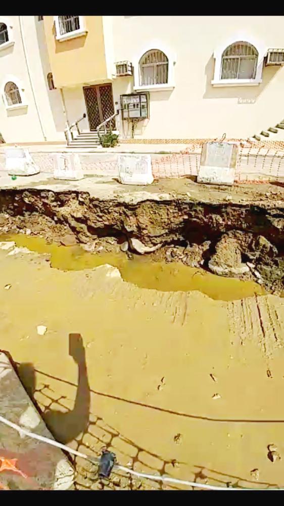 



حفريات مشروع درء السيول فاقمت مشكلة المياه الجوفية في المخطط. (عكاظ)